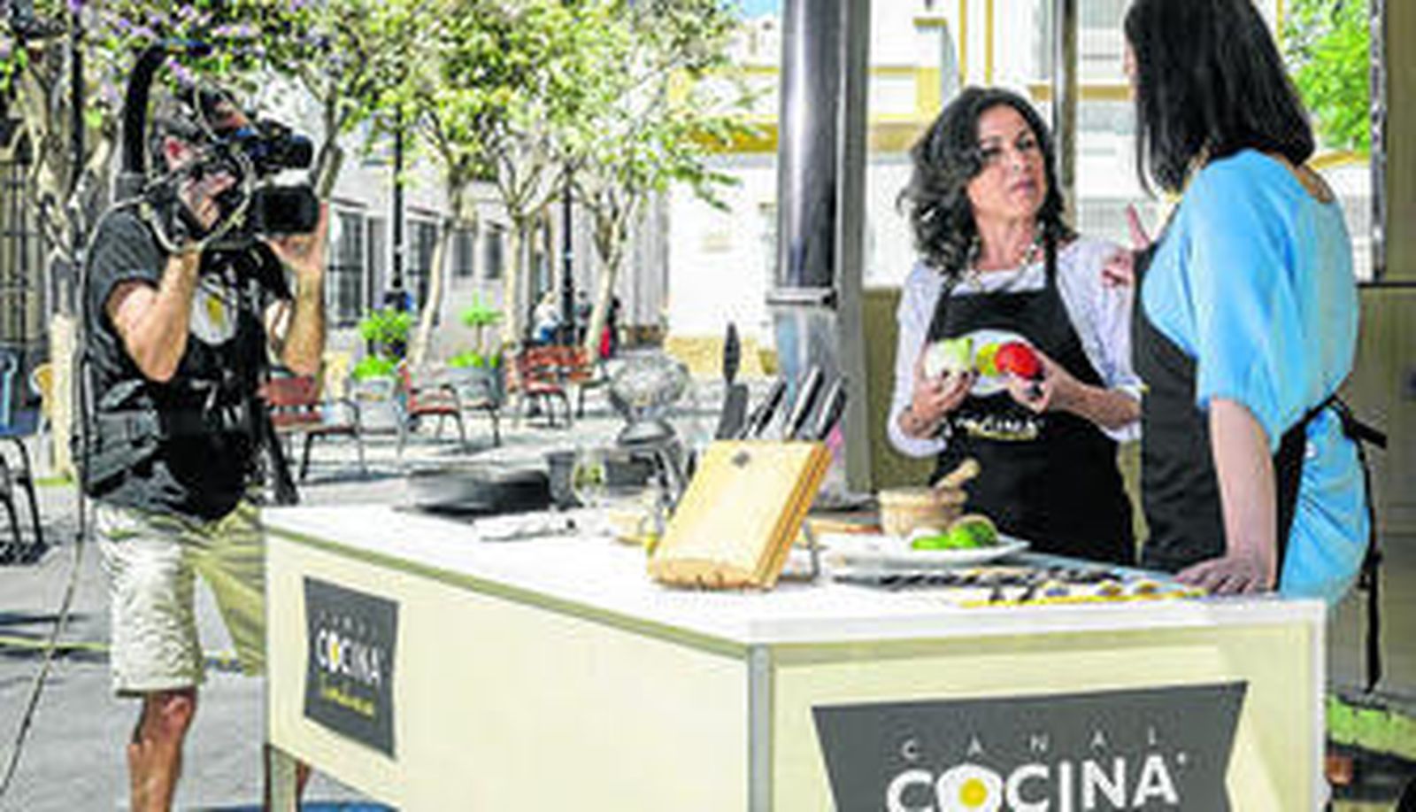 El equipo de 'Hoy cocina el alcalde' en plena grabación en la localidad gaditana de Puerto Real.