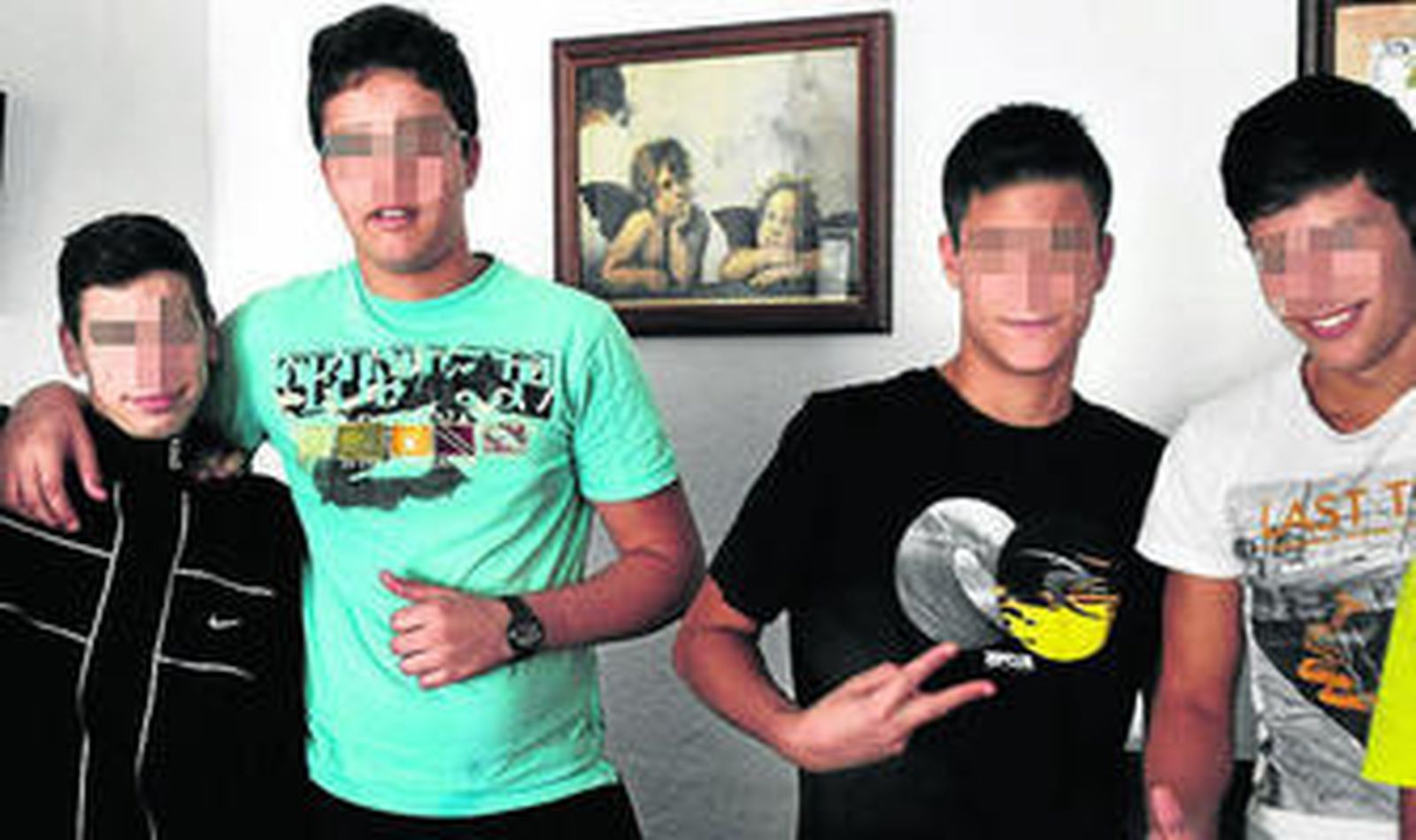 Unos menores que cumplen medida judicial en un grupo de convivencia.