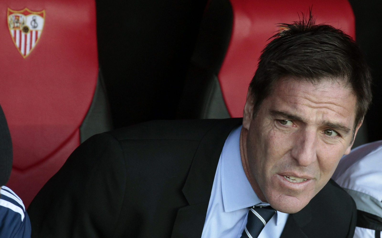 Berizzo, con gesto interesado, en el banquillo visitante del Ramón Sánchez-Pizjuán.