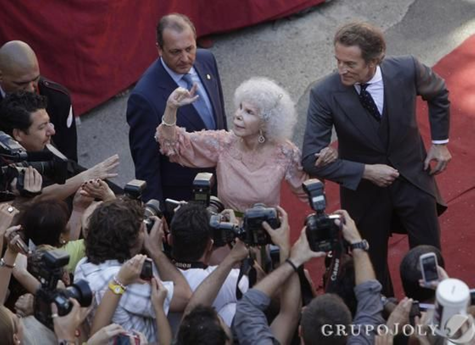Cayetana de Alba saluda del brazo de su marido, Alfonso Díez.

Foto: Antonio Pizarro