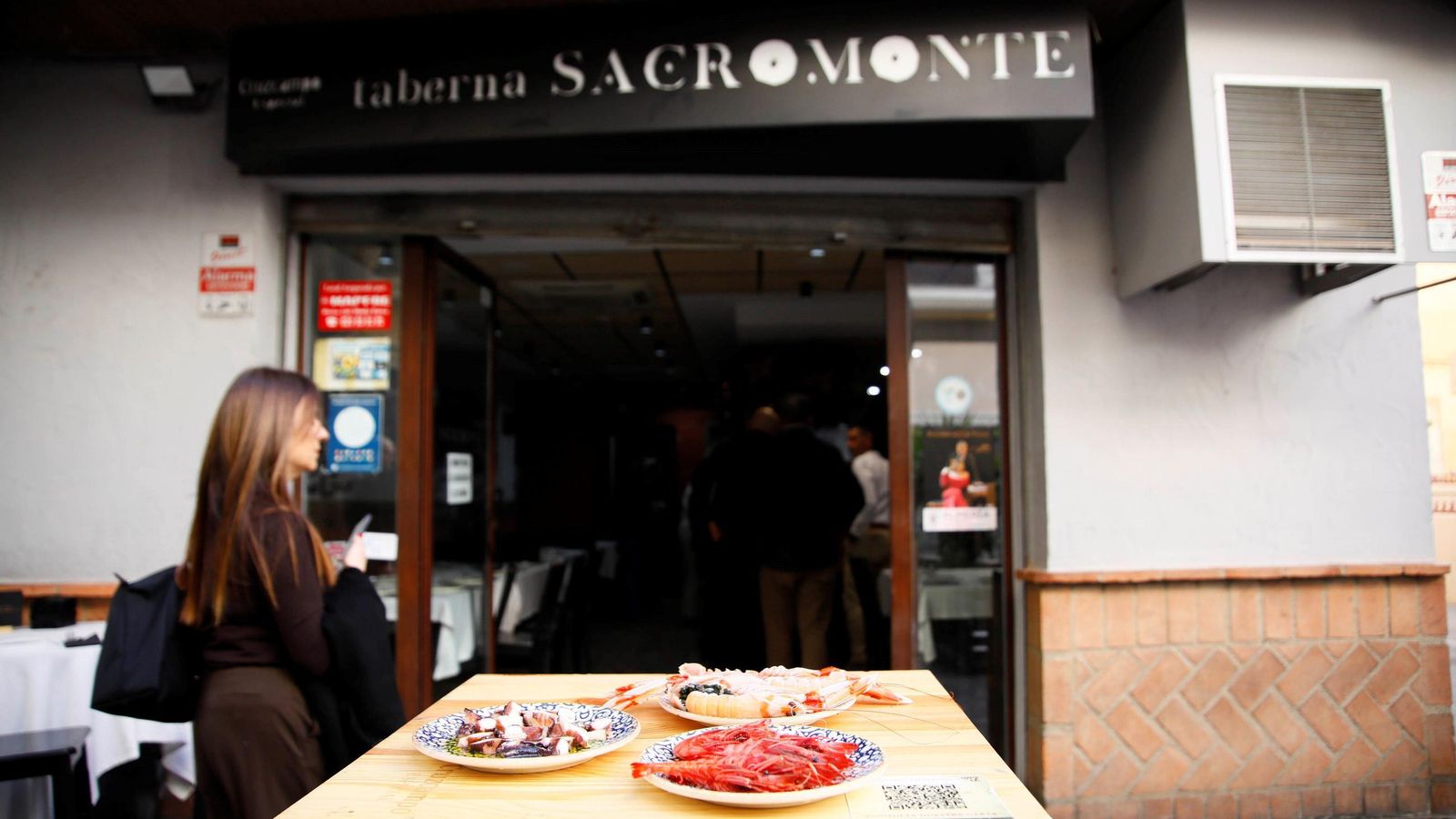 Taberna ‘Sacromonte’, otro de los templos del buen tapeo/ración almeriense.