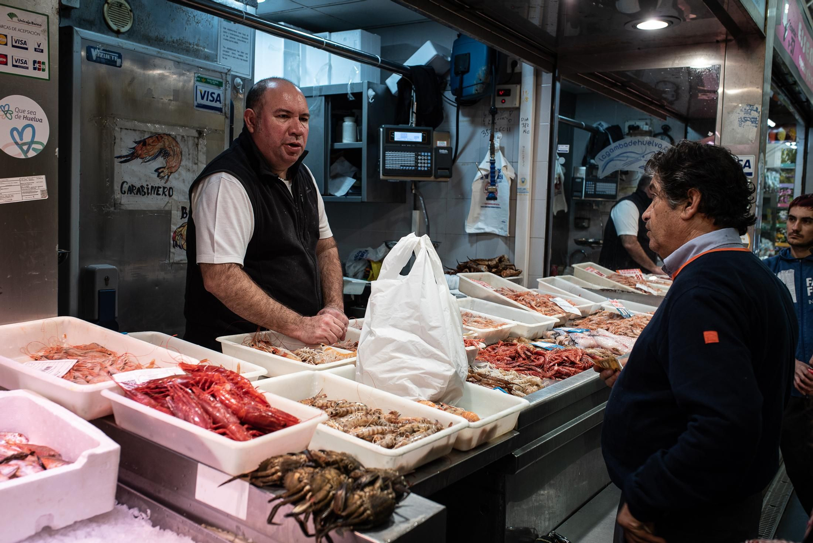 Las últimas compras en el Mercado del Carmen antes de Navidad, en imágenes