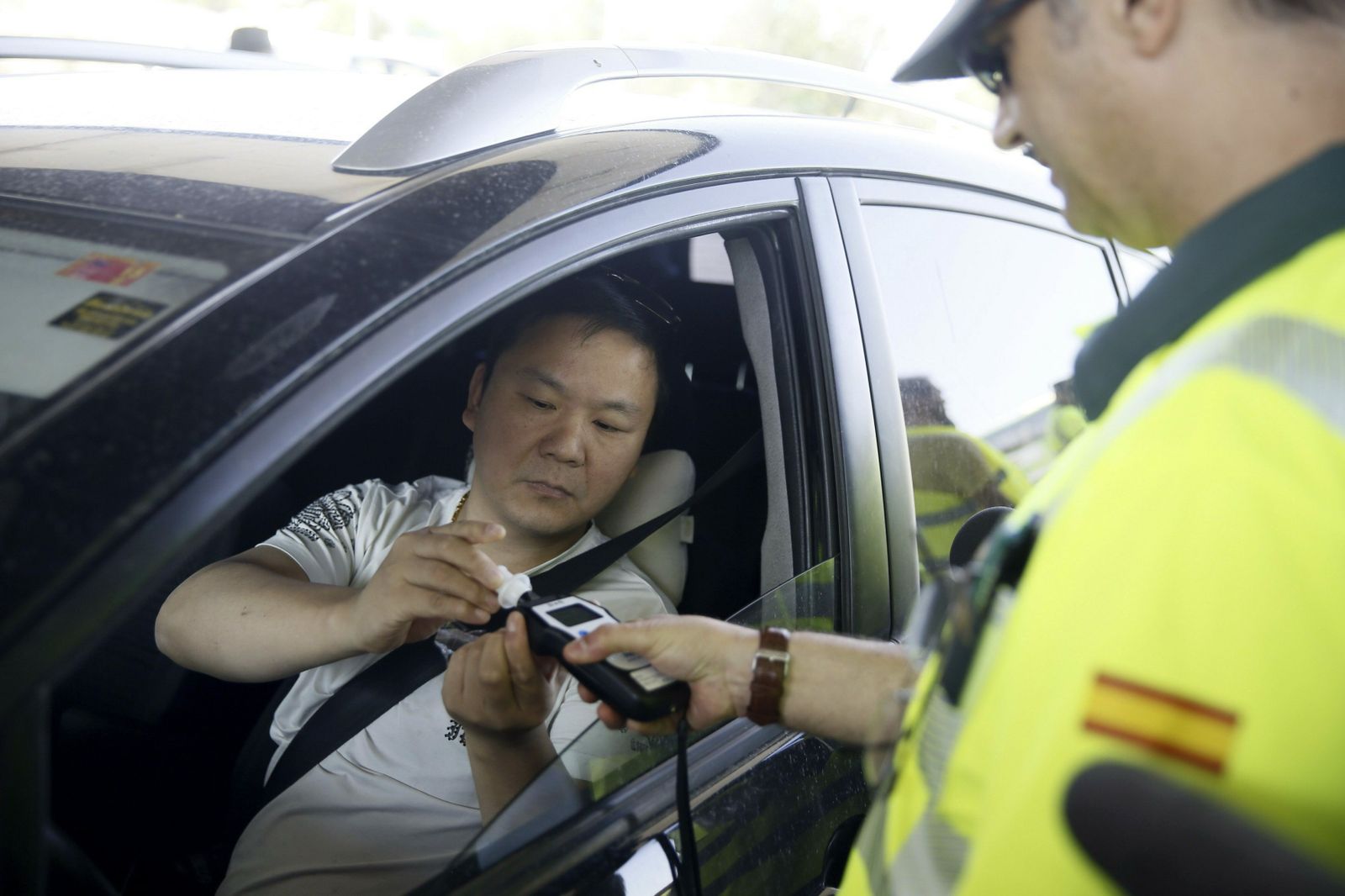 La Guardia Civil realiza un control de alcoholemia.