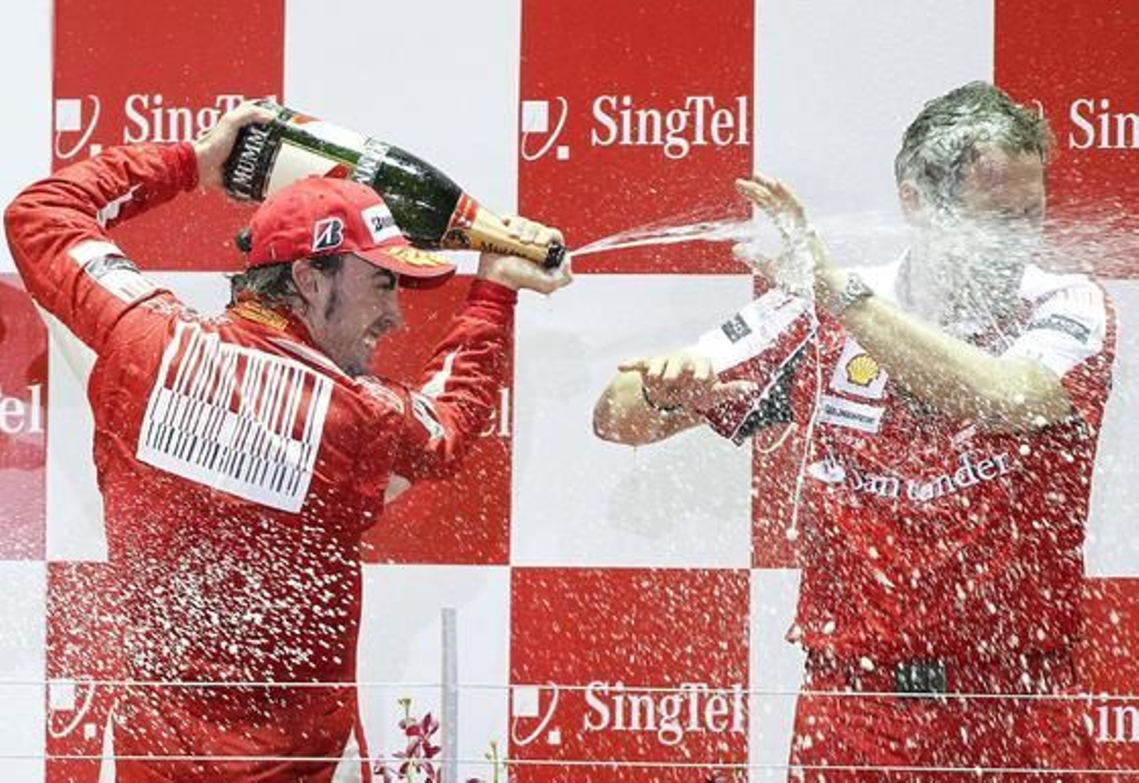 Fernando Alonso se acerca al liderato del Mundial tras ganar el Gran Premio de Singapur. / EFE