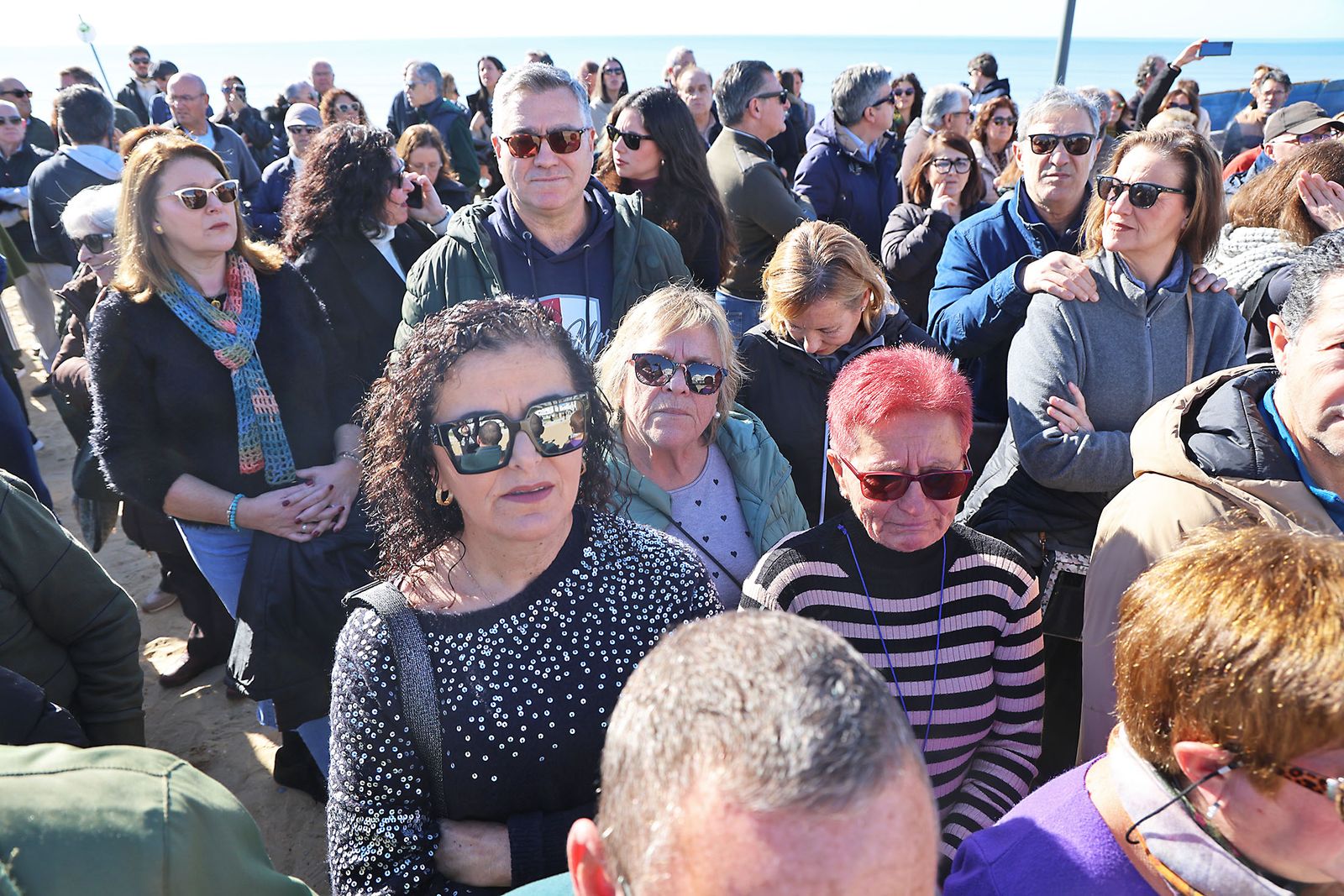 Fotografías de la concentración de los vecinos de Matalascañas tras los destrozos del paseo marítimo