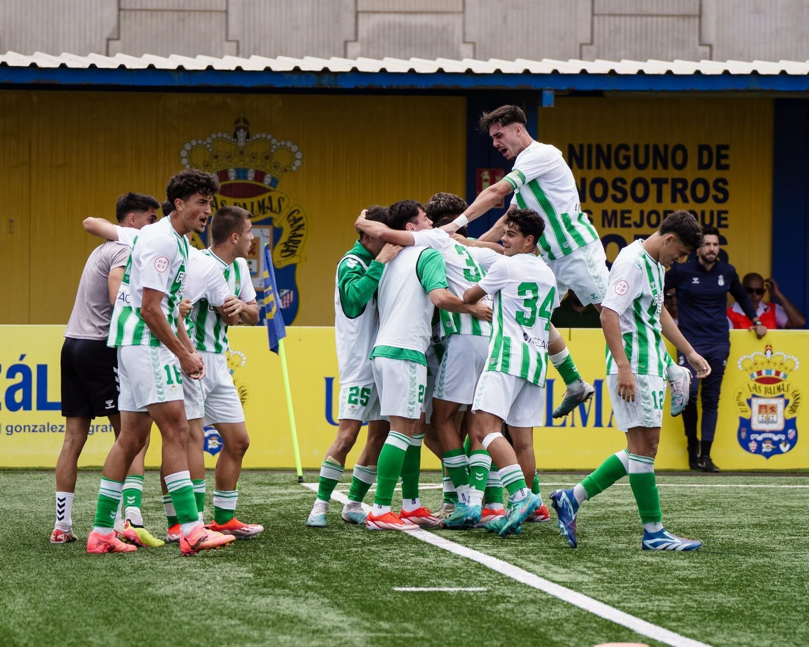 El juvenil del Betis celebra un gol en la ida de los cuartos de final de la Copa de Campeones contra Las Palmas