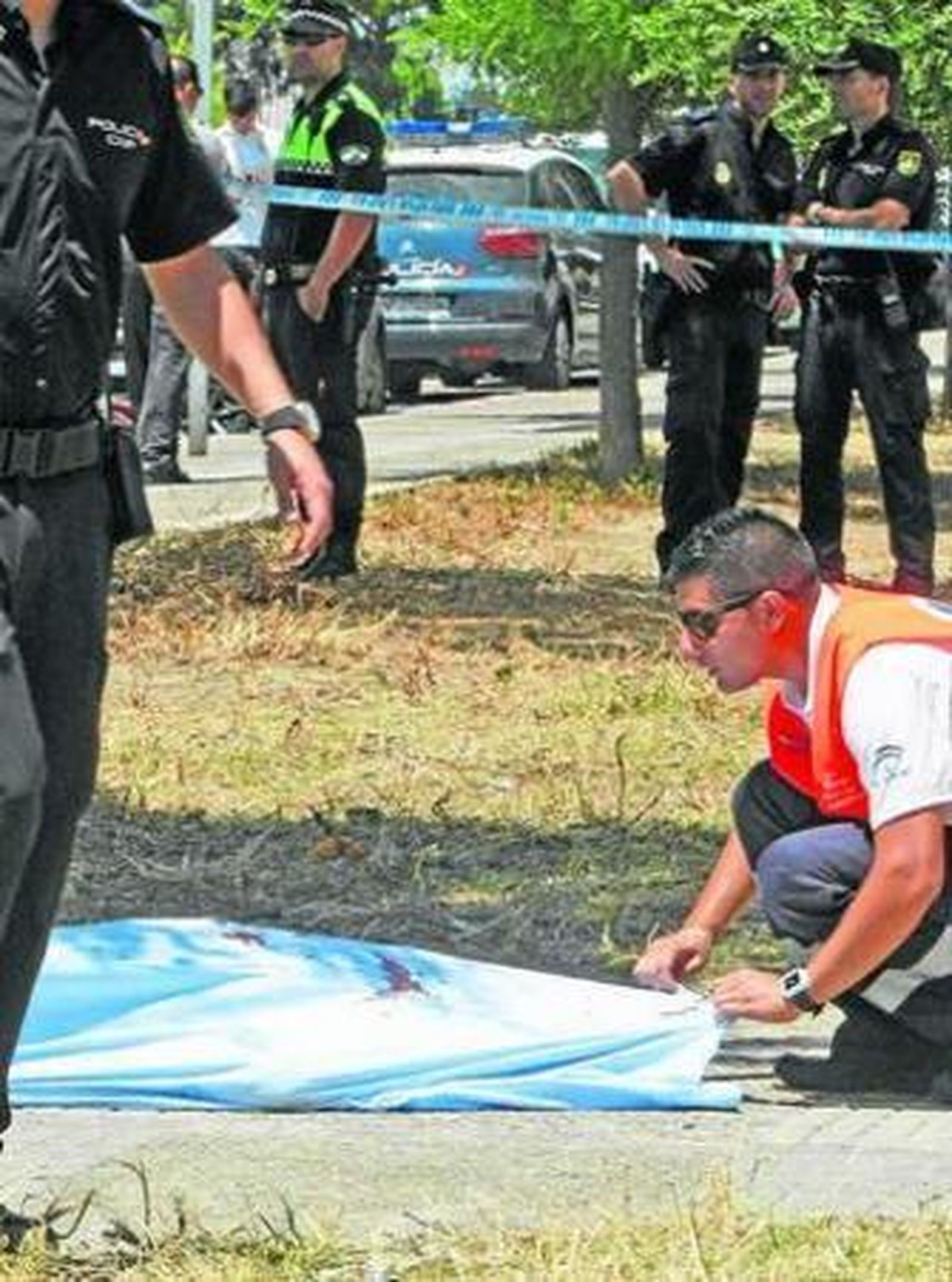 Un sanitario cubre el cadáver de Miriam Tamayo.