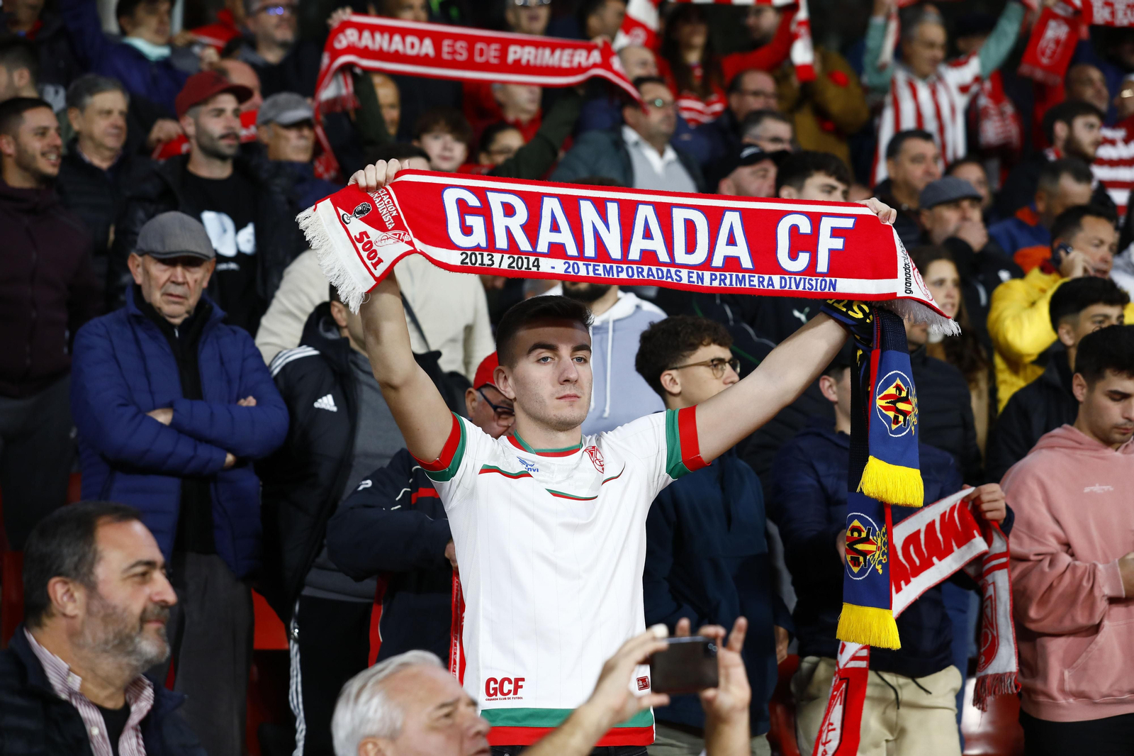 Un aficionado del Granada CF muestra su bufanda antes del inicio de un partido en Los Cármenes.