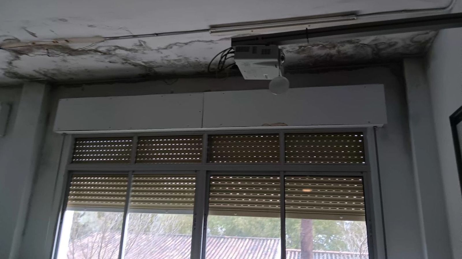 Desperfectos en un aula del IES Hozgarganta de Jimena.