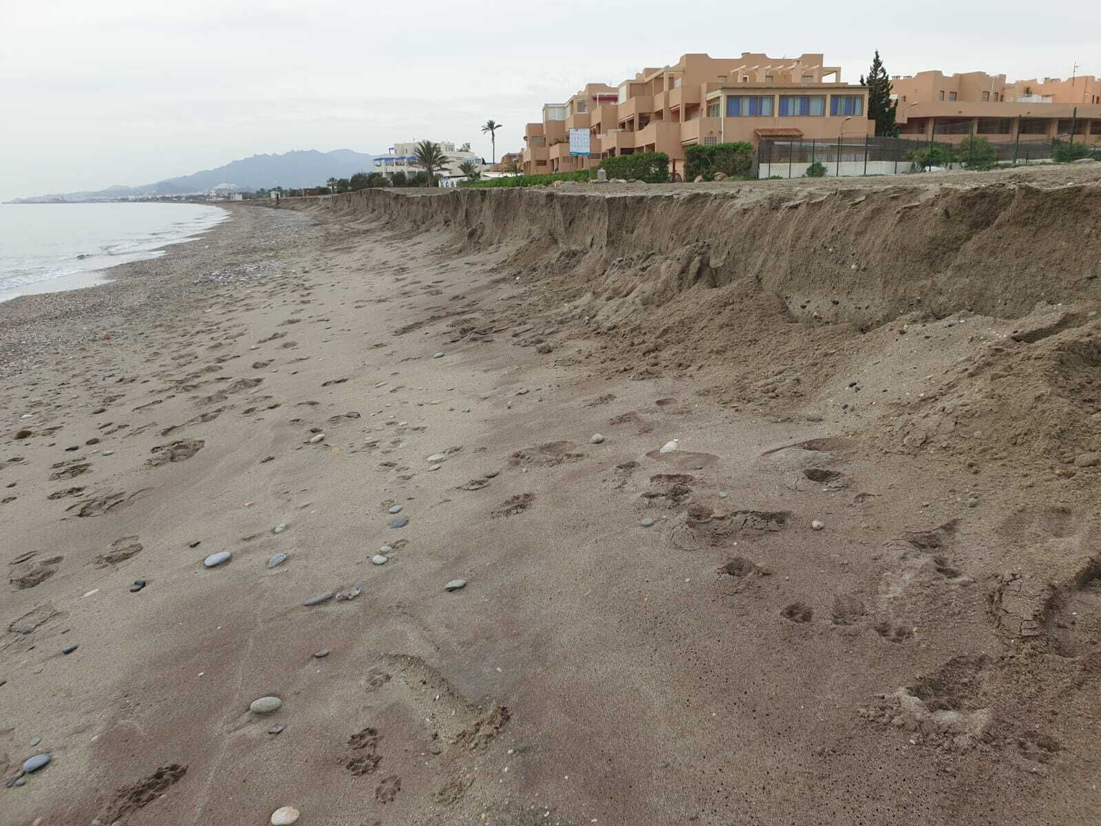 El mar amenaza las viviendas cercanas en el Playazo de Vera.