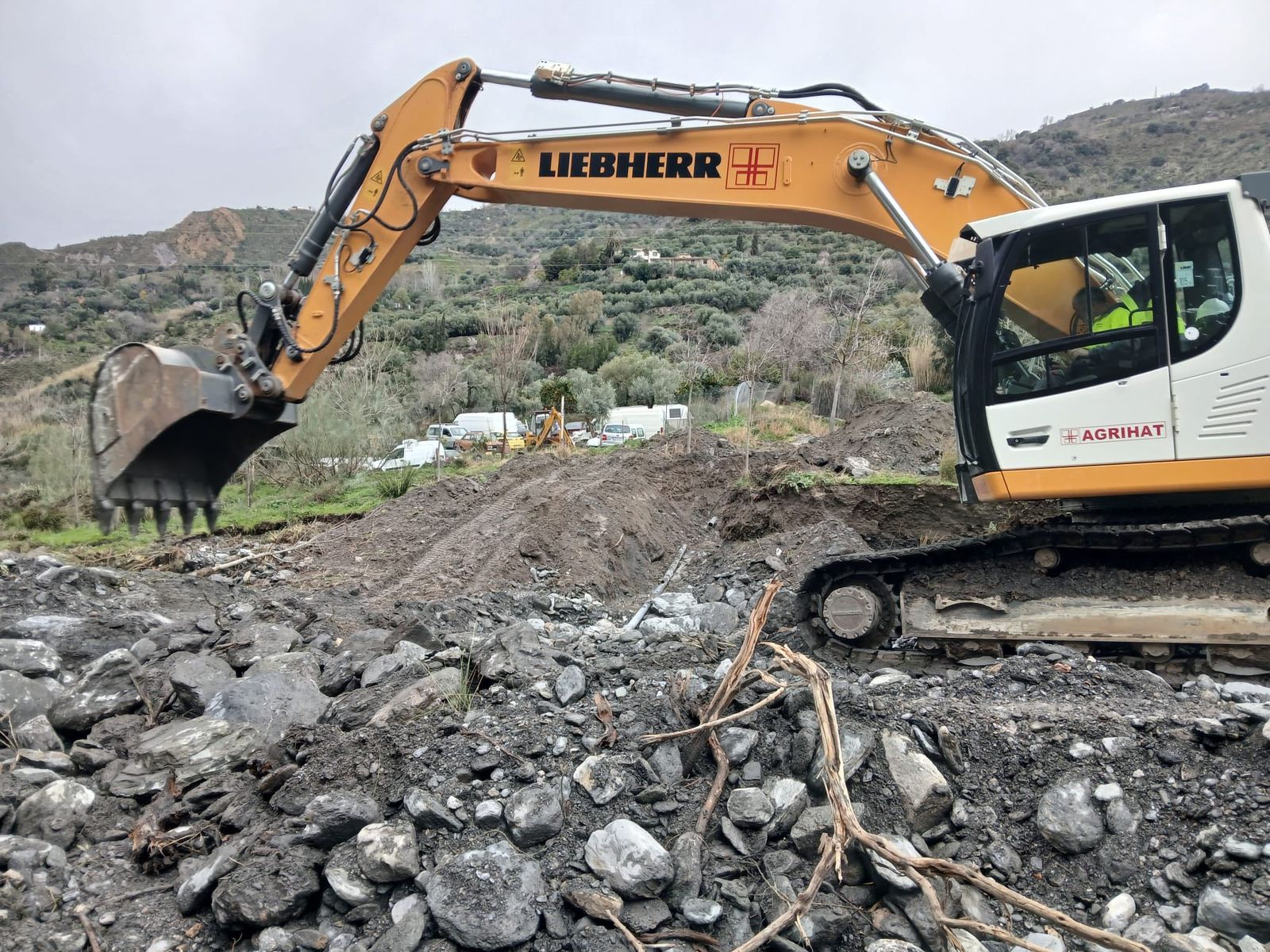 Una de las máquinas trabajando en la zona para restablecer el servicio