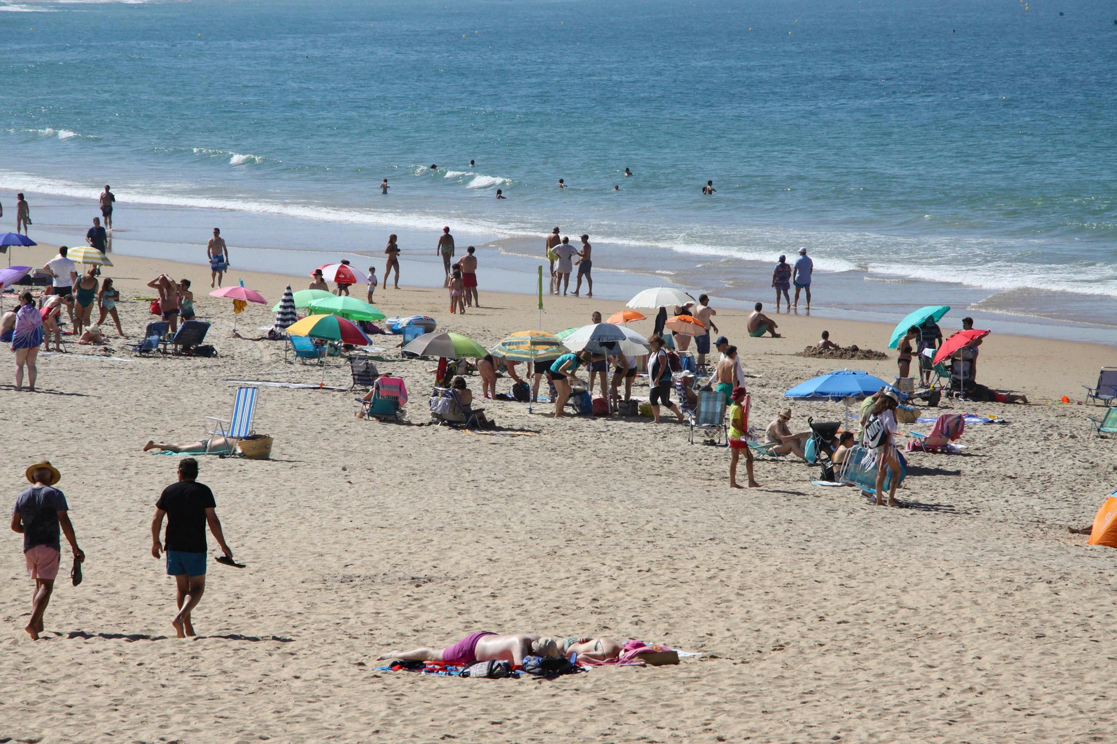 Vista de un tramo de la primera pista de La Barrosa, hoy al mediodía.
