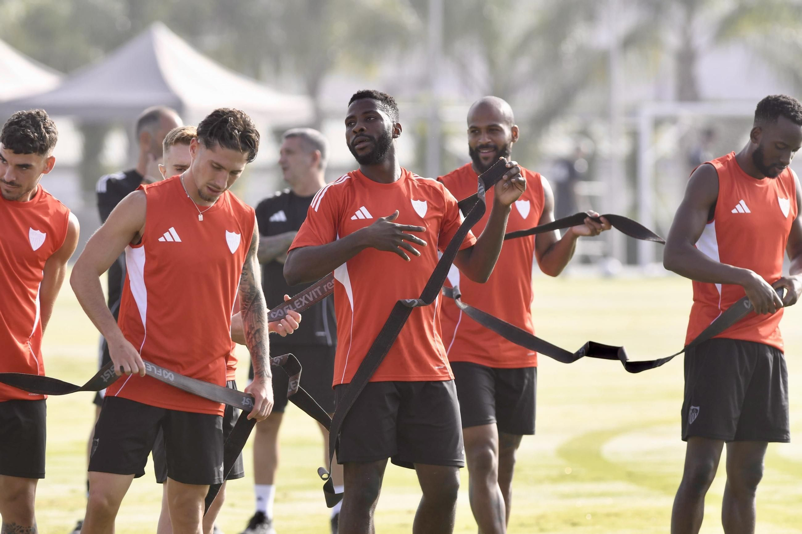 Iheanacho, junto a Carmona, en un ejercicio con cintas elásticas.