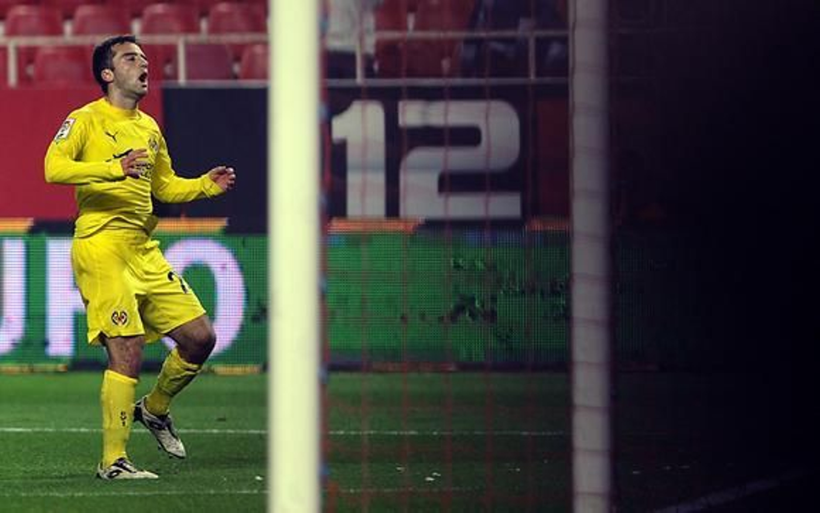 El Sevilla celebra la vuelta de Sergio Sánchez a los terrenos de juego con el pase a las semifinales de Copa del Rey ante el Villarreal (3-0). / AFP