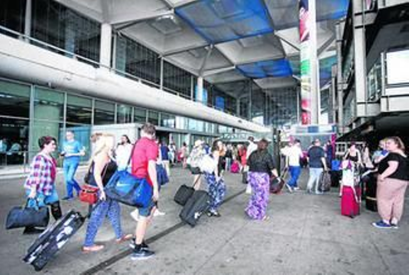 Viajeros llegando al aeropuerto de Málaga