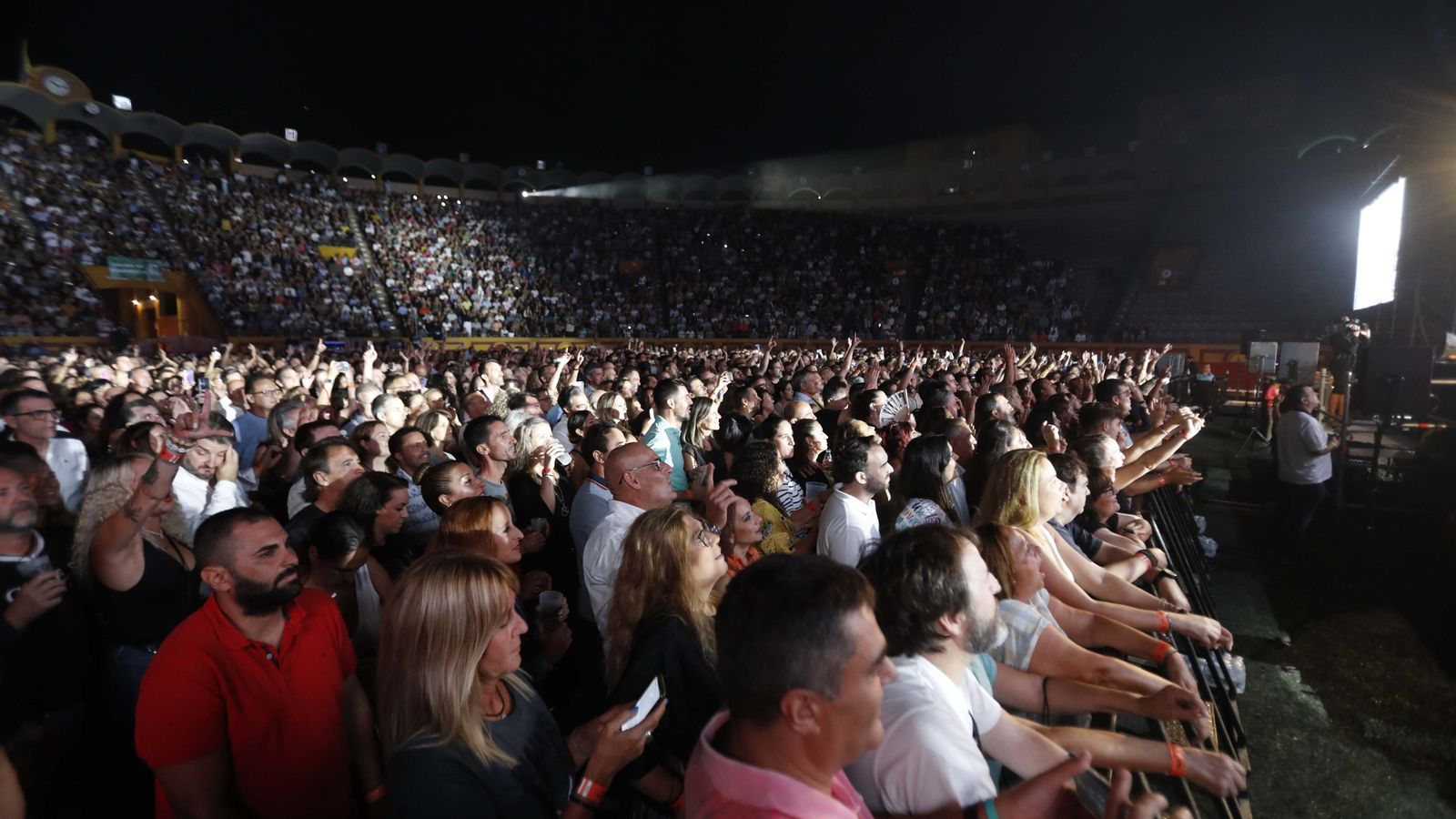 Público en Las Palomas para ver a Manolo García en directo