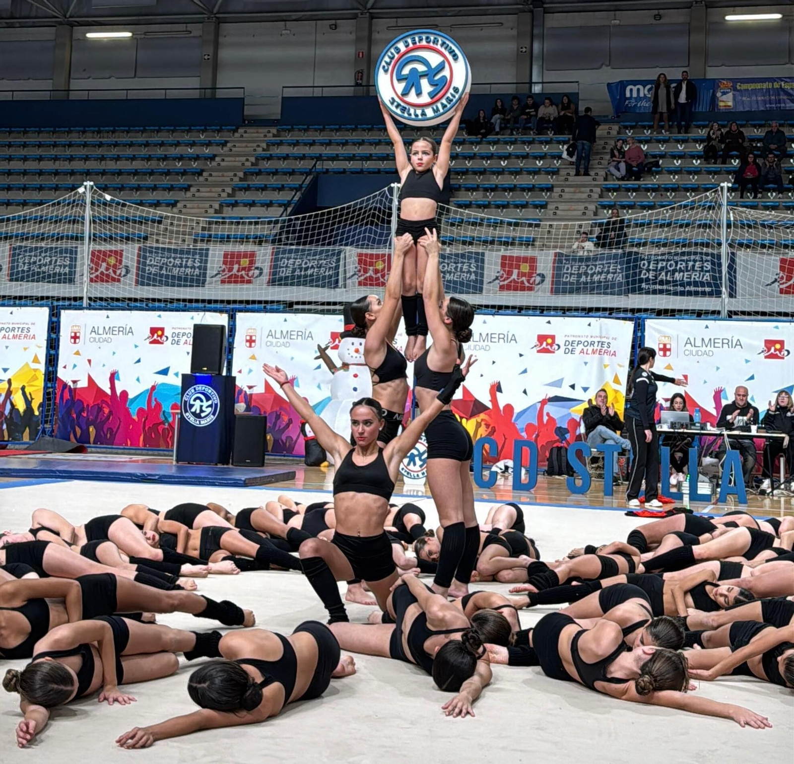 Uno de los grupos participantes durante su actuación en la exhibición de Navidad del club Stella Maris.