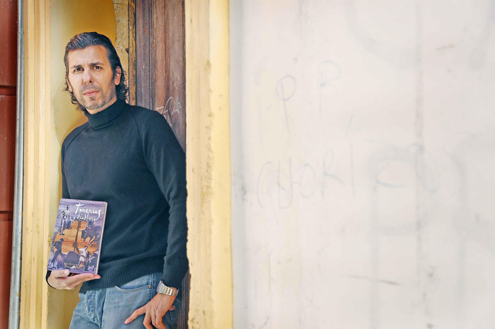 Jesús Soto Paula posa con su obra días atrás en las calles jerezanas.