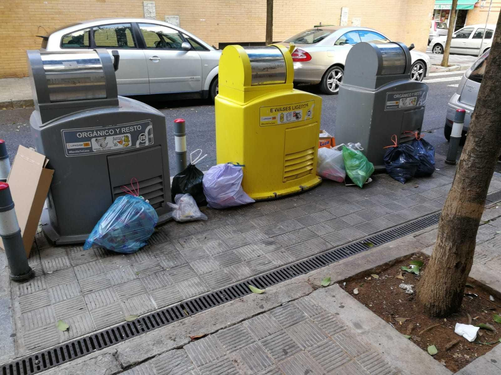 Basura depositada en el exterior de los contenedores de recogida neumática.