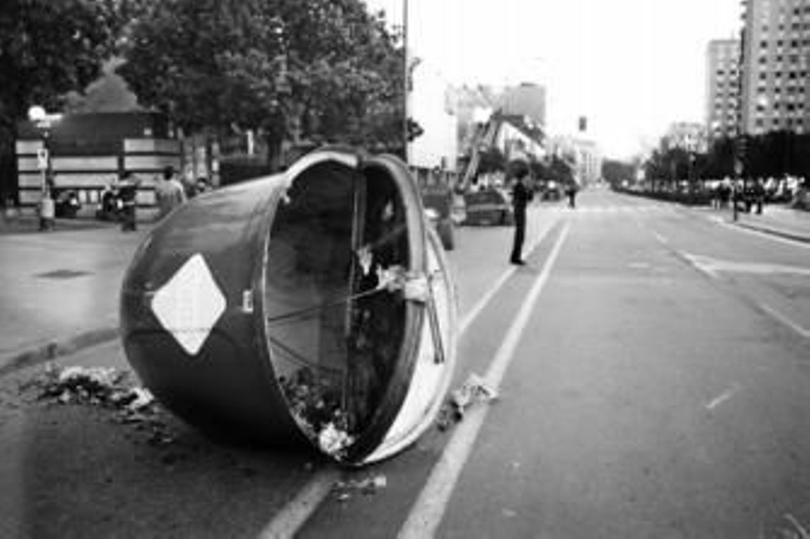 Un contenedor de reciclaje de vidrios, tras sufrir actos vandálicos en Nervión.