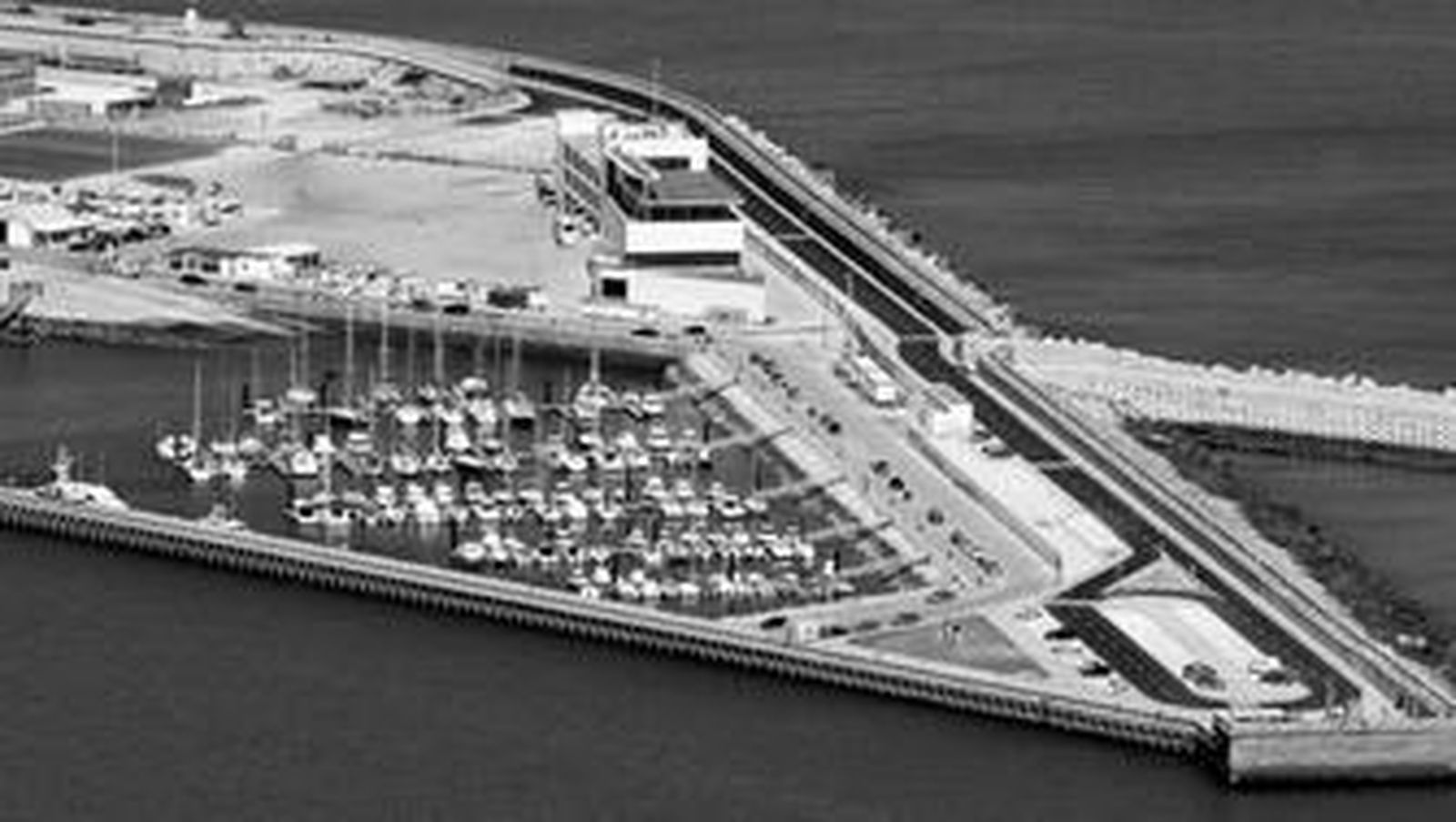 Vista aérea de las instalaciones de Puerto América, con el polémico edificio al fondo.