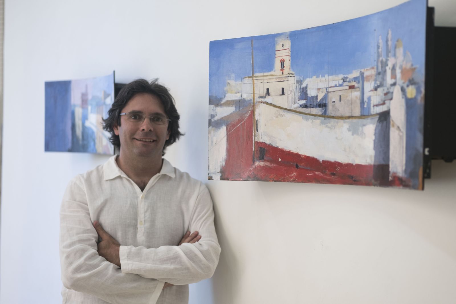 El artista gaditano Cecilio Chaves, frente a una de las obras que expone en la Galería Benot.