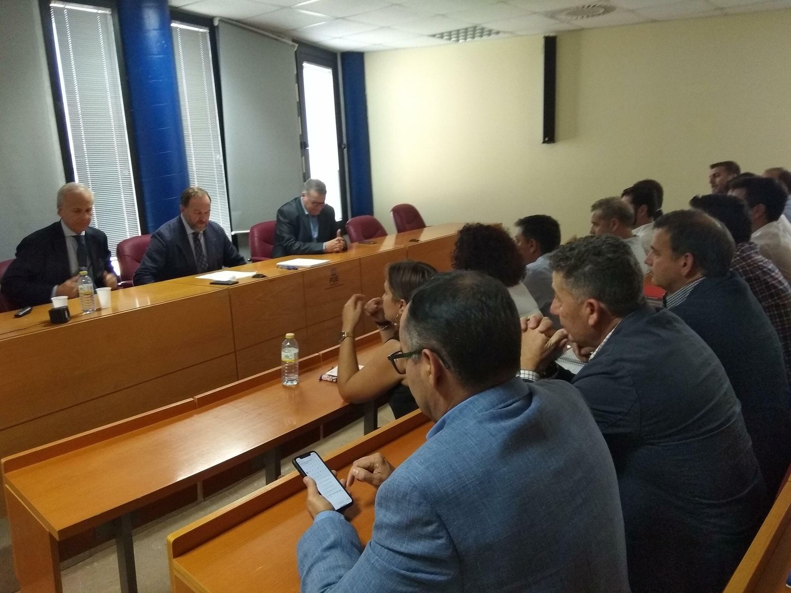 José Luis García-Palacios da la bienvenida a los asistentes al curso en la sede de la FOE.