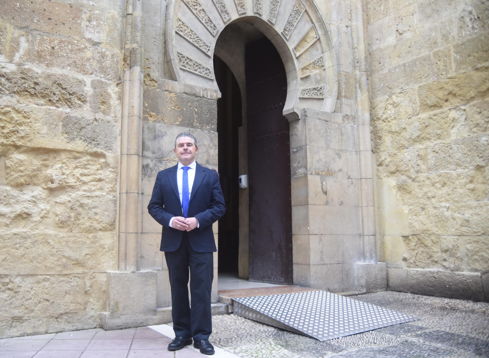 Manuel Murillo, ante la iglesia de San Miguel.