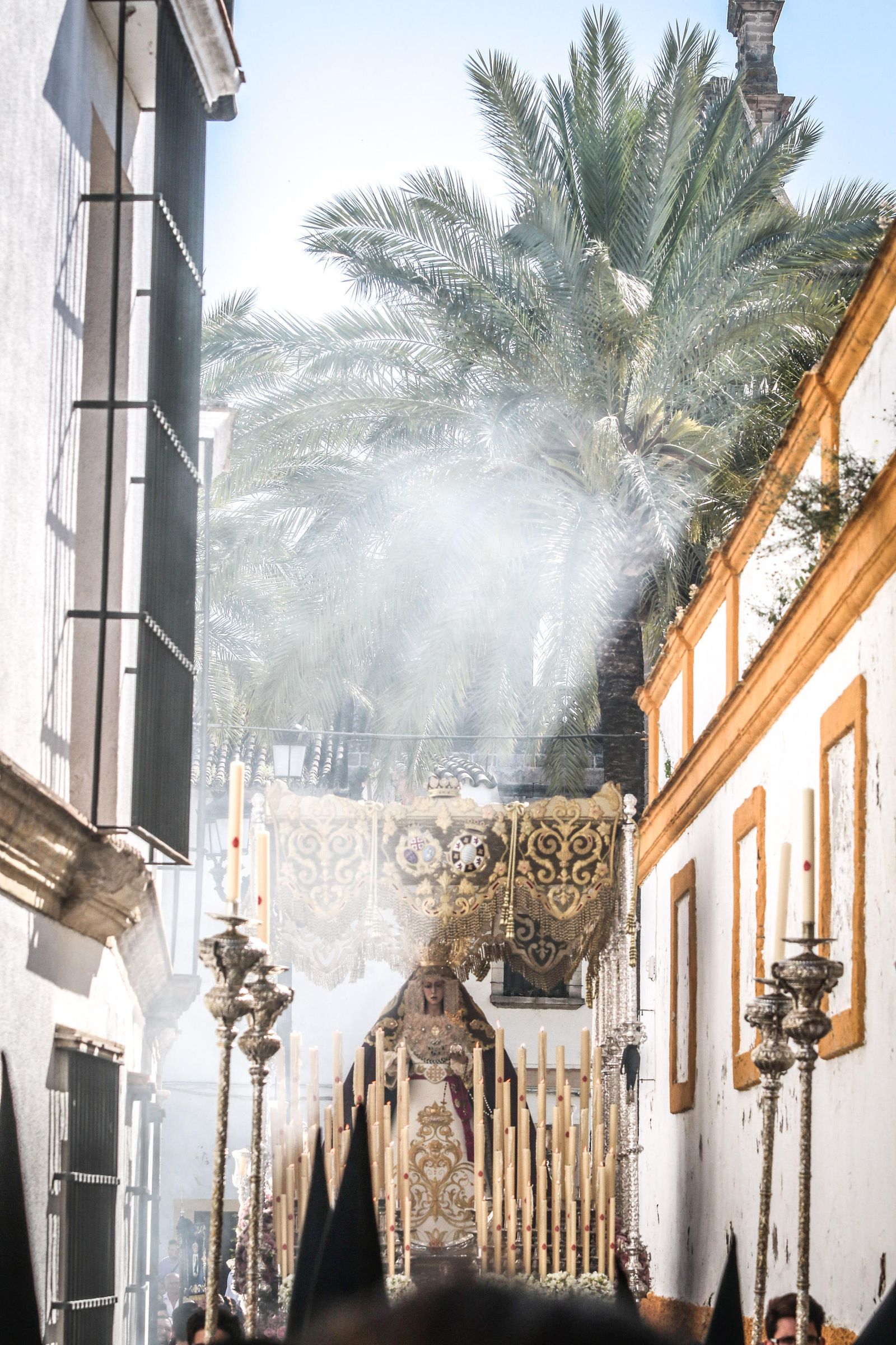 Madre de Dios del Patrocinio entra en Justicia y deja atrás las palmeras de la plaza del Mercado.