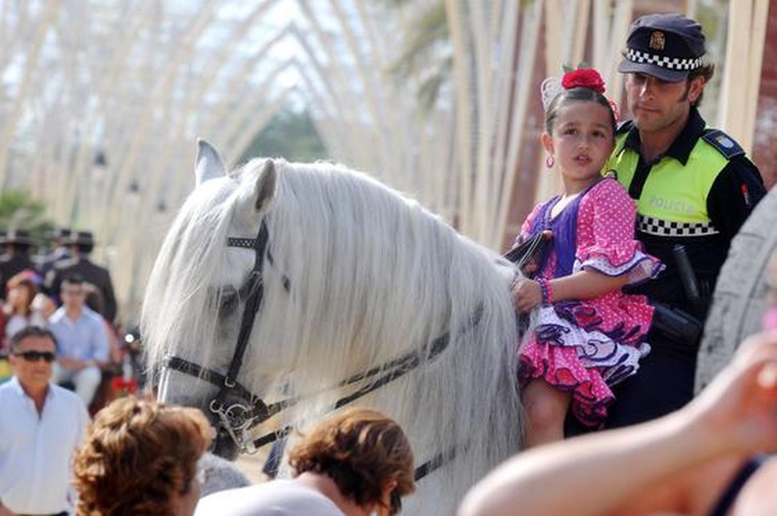 Un policía local da un paseo a caballo a una pequeña para mostrarle la grandeza del Real desde una perspectiva muy diferente.

Foto: Manuel Aranda