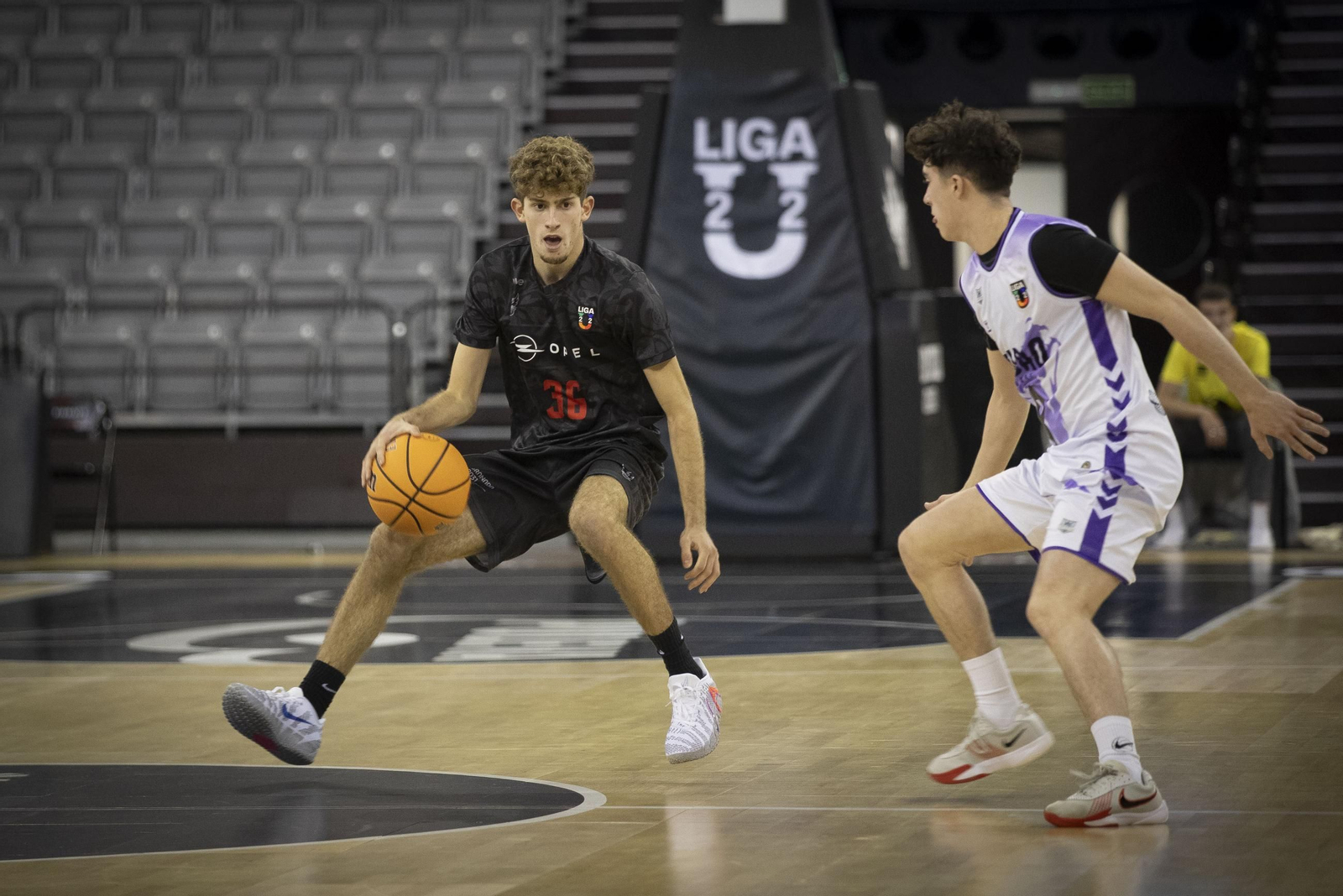 Una acción del anterior partido en casa del equipo granadino