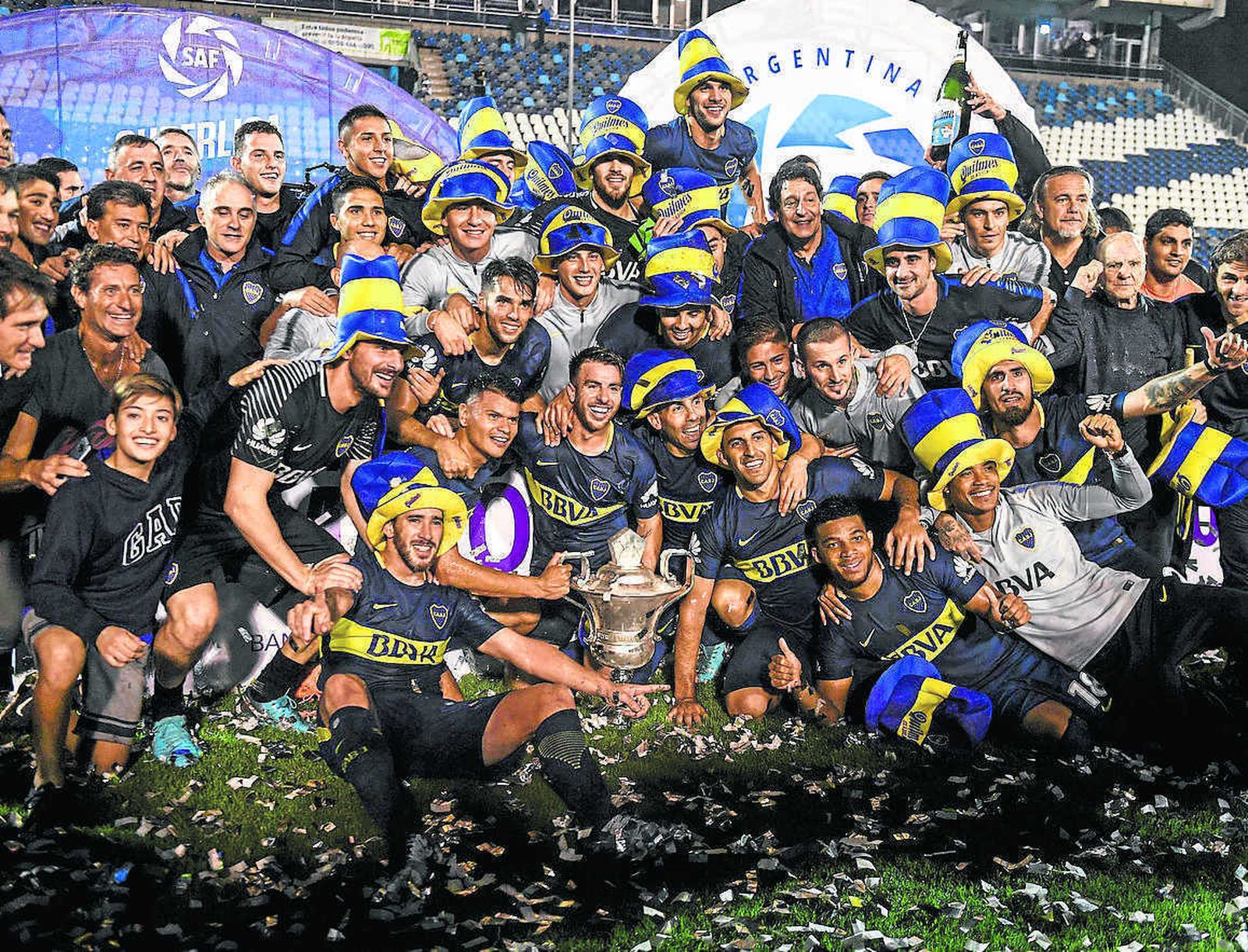 Boca Junior celebra el título de campeón de la Liga Argentina tras empatar a dos ante Gimnasia en La Plata.