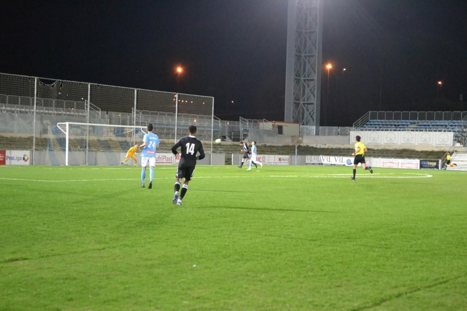 Momento en el que Fran Sabaté cabecea el 1-2 en el Ciudad de Lucena.