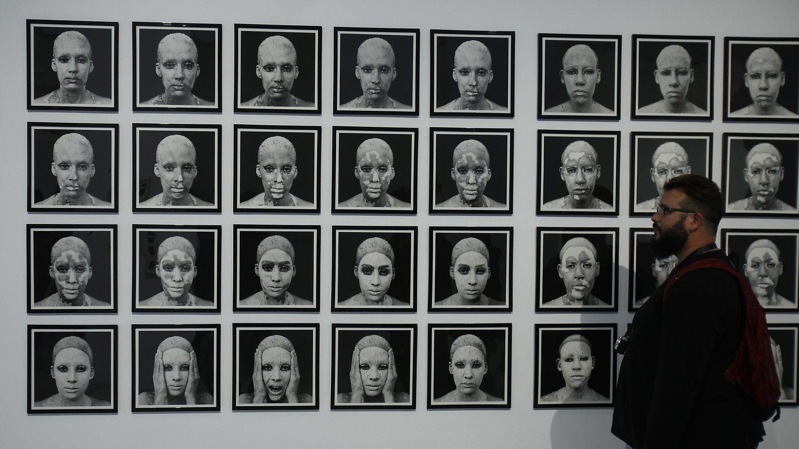 Los rostros de las artistas cubiertos de barro en 'Transfiguración elemento tierra'.