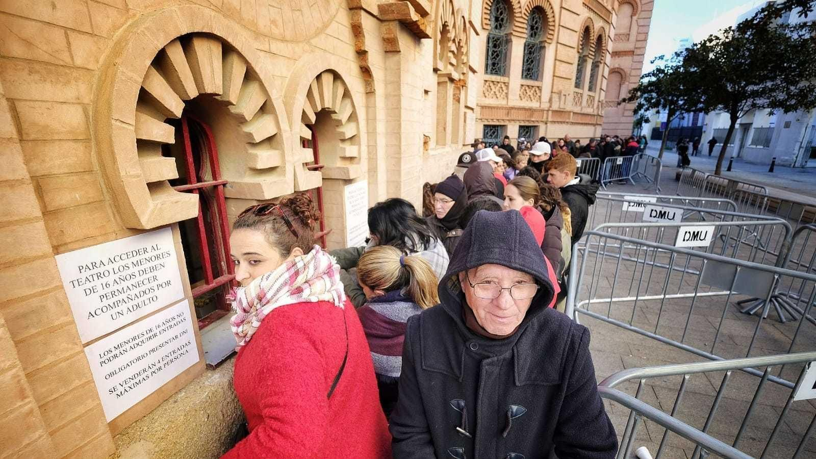 La cola formada en las taquillas del Gran Teatro Falla para el concurso de la cantera.