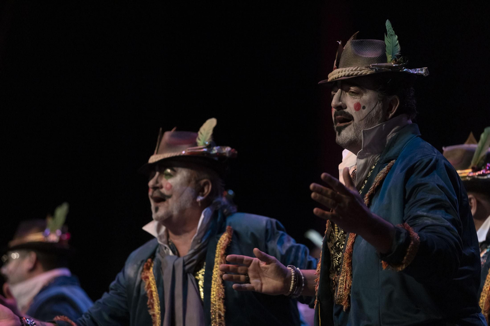 Imágenes de la actuación de la comparsa de Dos Hermanas ‘El teatro’ en el Carnaval Colombino