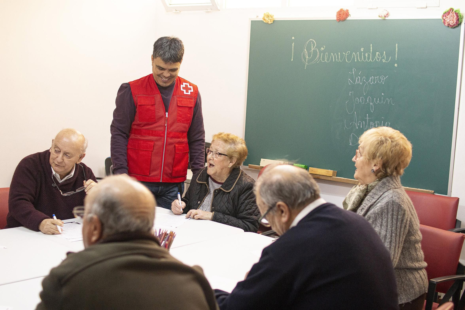 Un grupo de mayores en uno de los talleres de Cruz Roja.