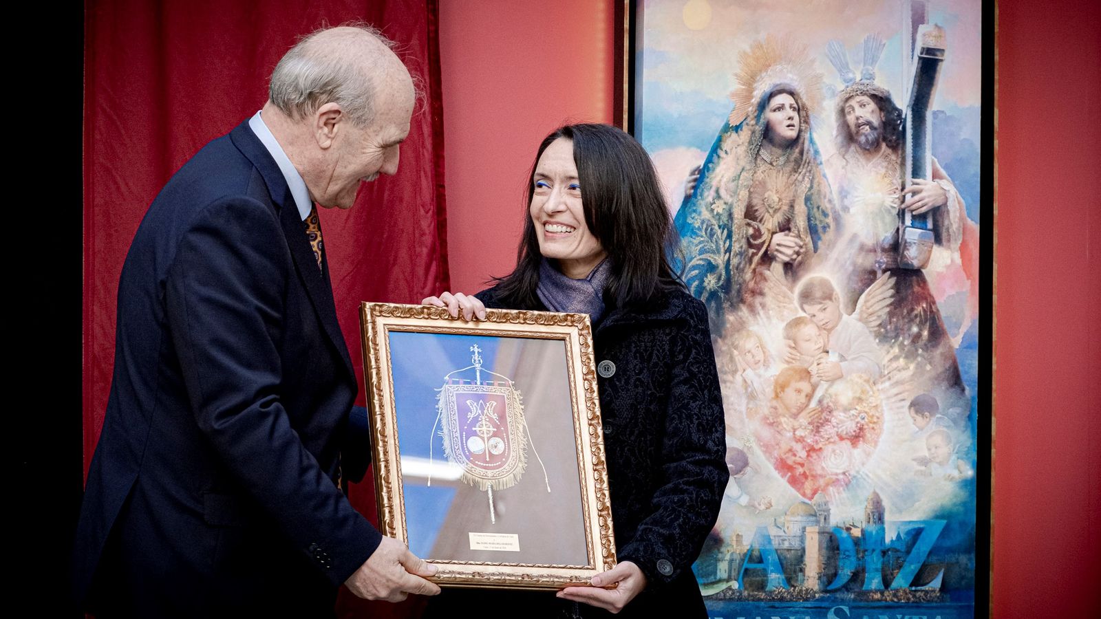 Juan Carlos Jurado entrega un obsequio a Isabel Sola.