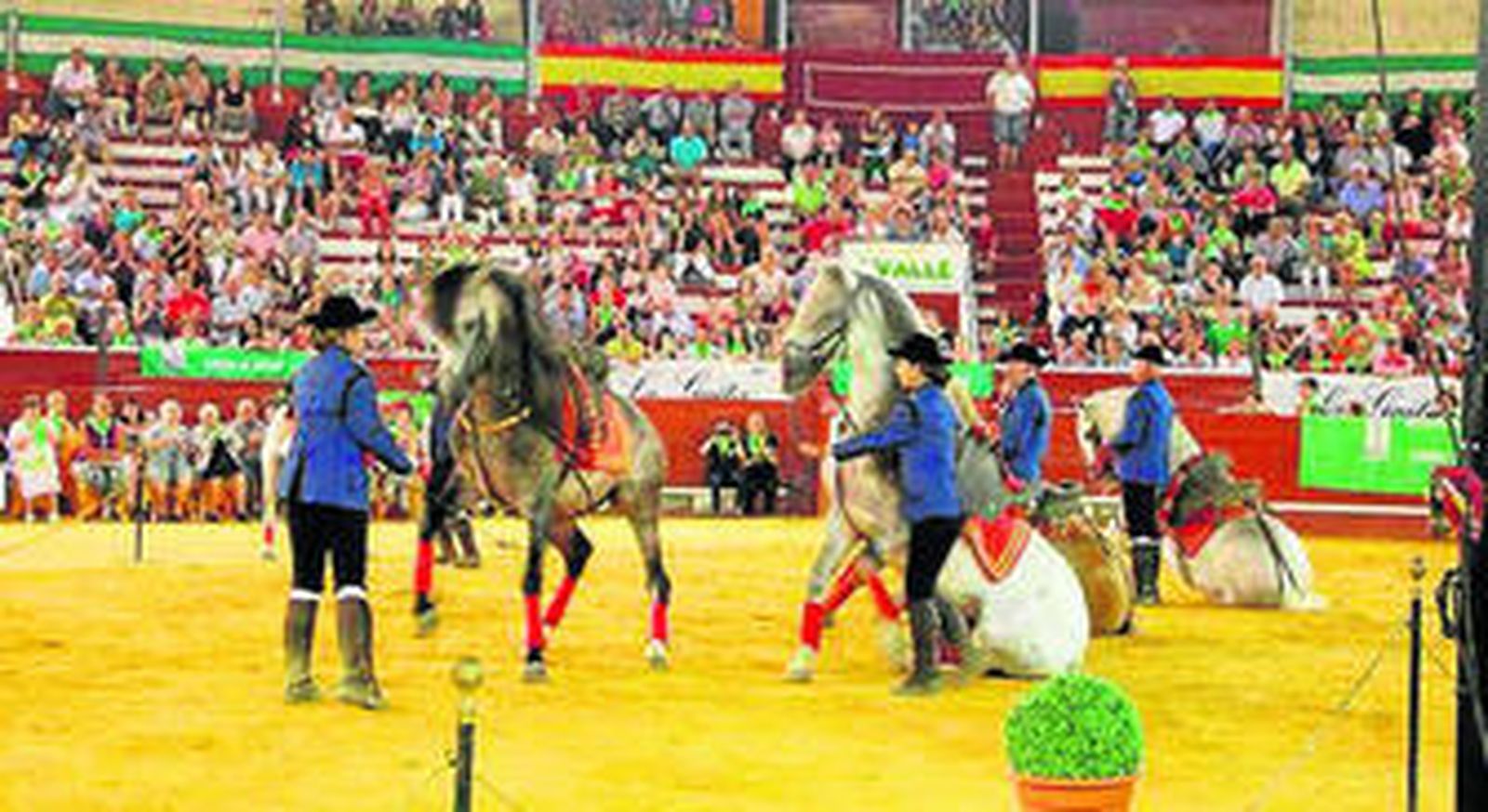 Un momento del espectáculo que se desarrolló en la plaza de toros.