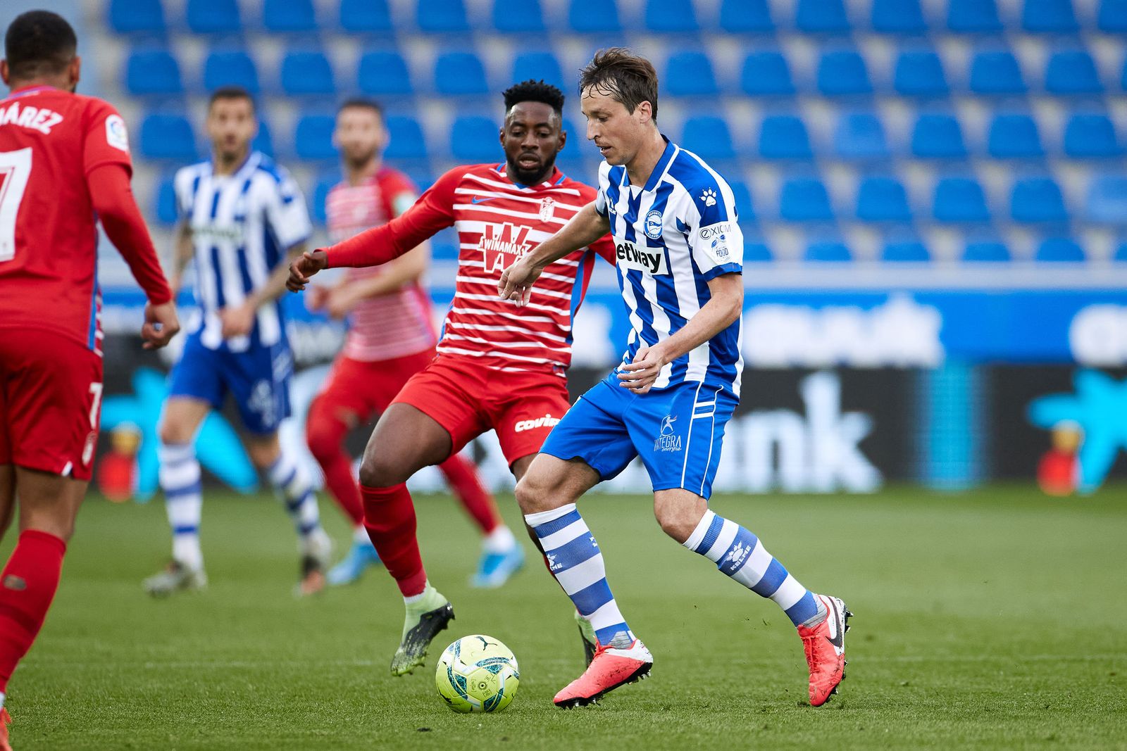 Eteki presiona al jugador del Alavés Tomás Pina en un duelo del Granada CF de la pasada temporada.
