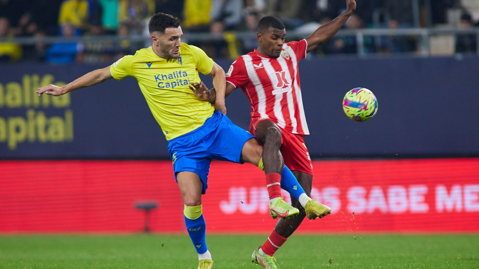 Akieme, ante Lucas Pérez, en un Cádiz-Almería.