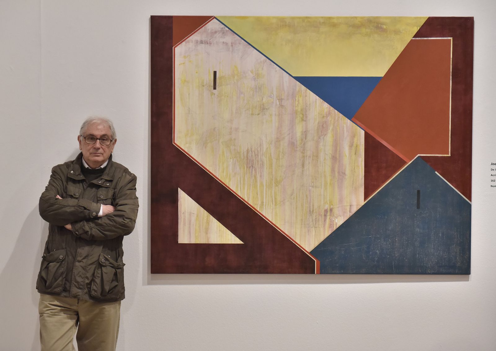 Joaquín González 'Quino' junto a uno de los lienzos pertenecientes a su serie 'Geometrías alternativas'.