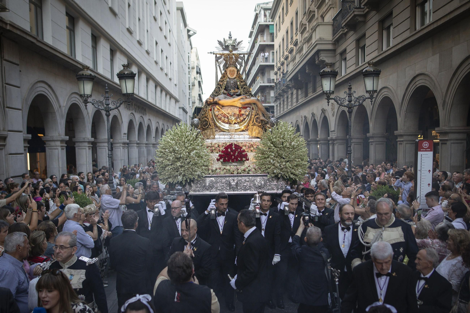 La procesión de la Virgen de las Angustias por Granada, en imágenes