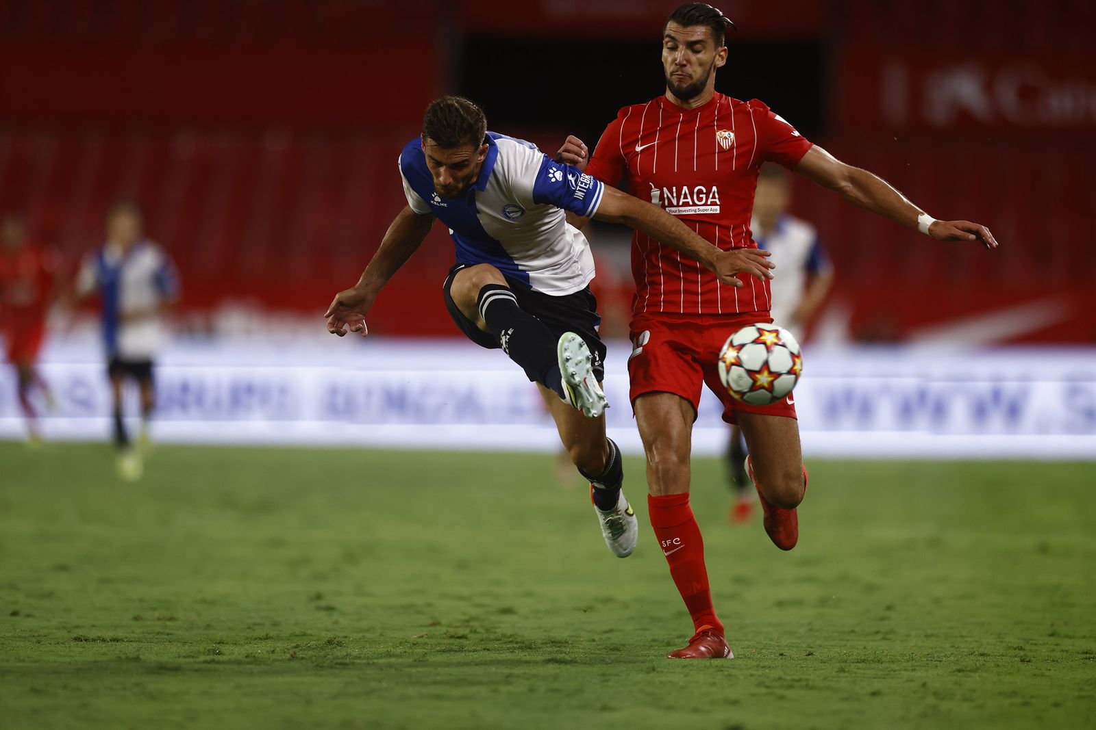Rafa Mir trata de impedir el despeje de Lejeune.