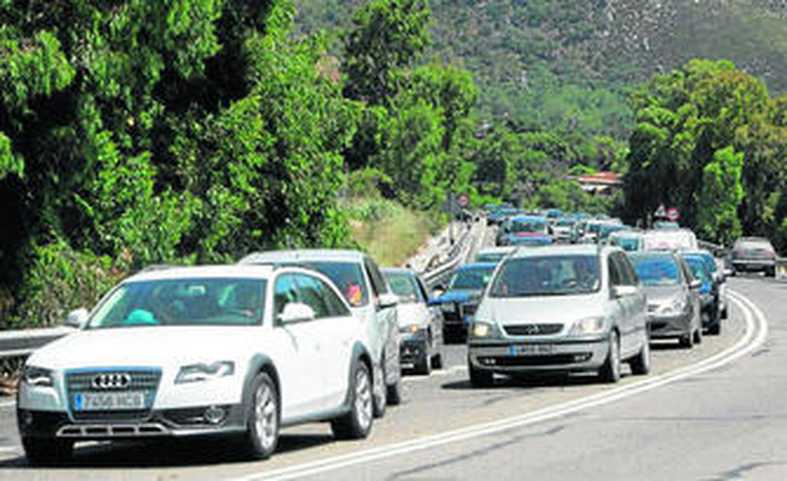 Imagen de los numerosos vehículos atrapados en el atasco cuando se dirigían a la playa de Tarifa.