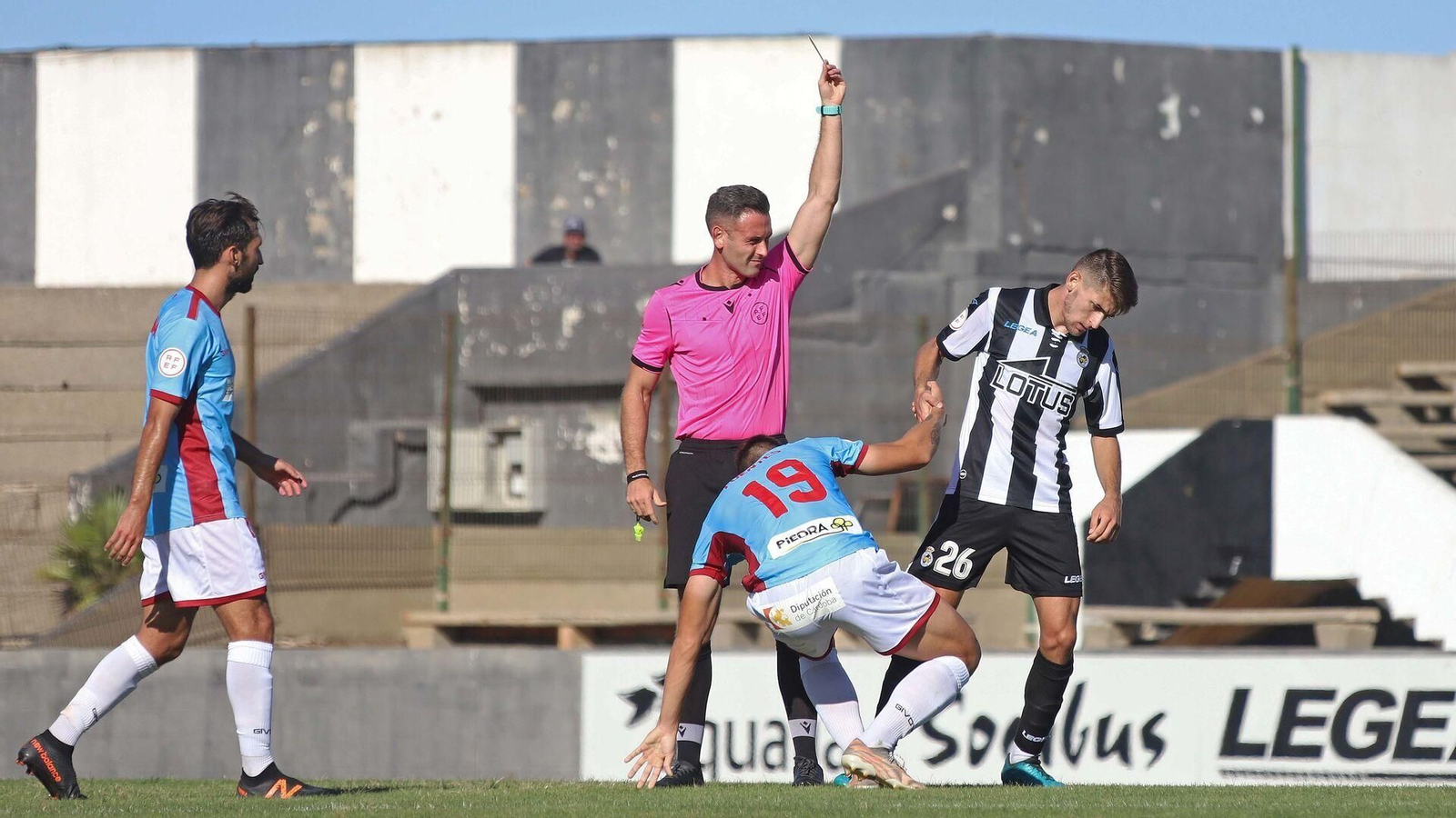 Orellana Cid muestra una amonestación en el último Balona-Córdoba