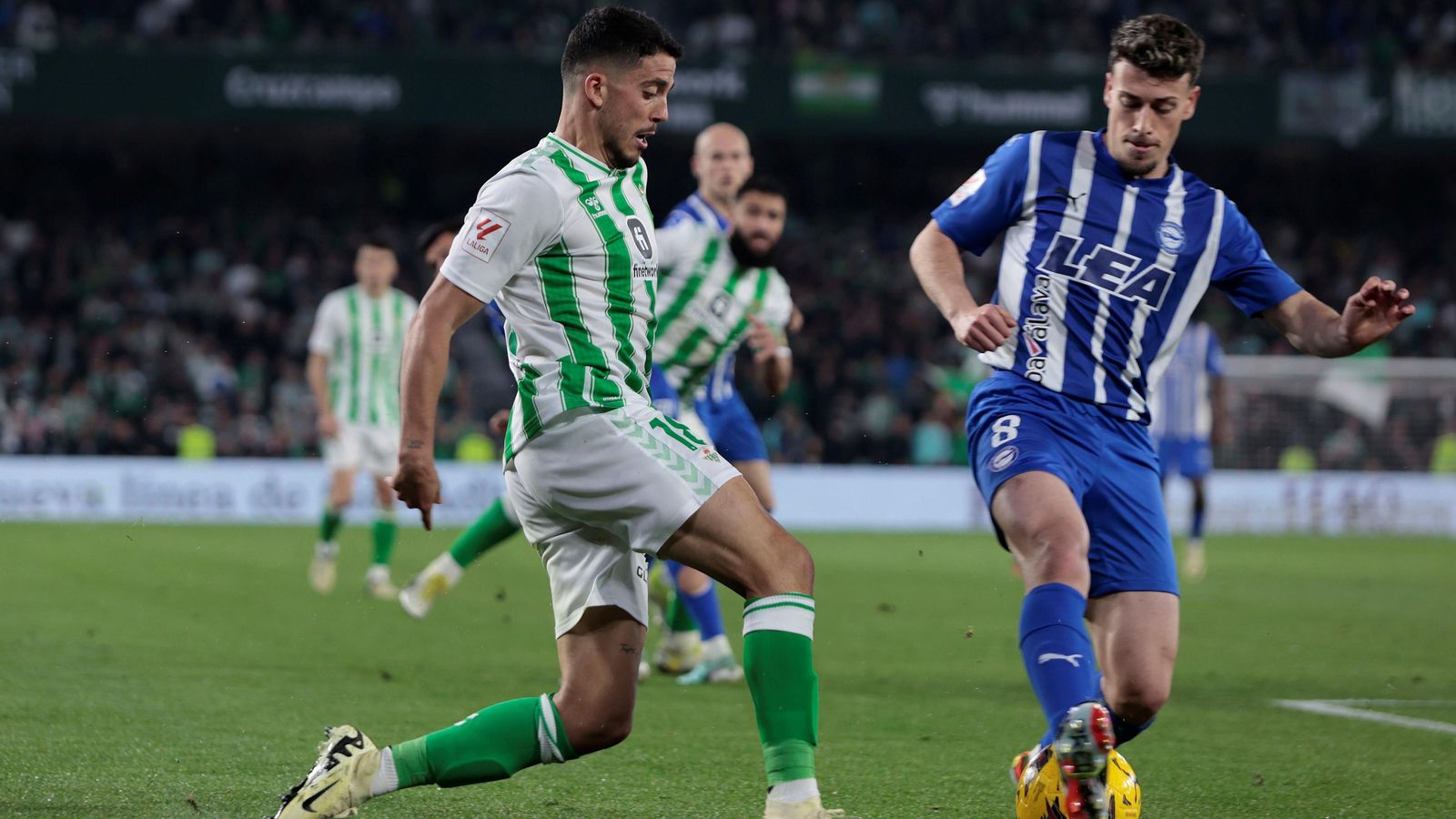 Pablo Fornals supera a Antonio Blanco en la jugada de la ocasión de Miranda.