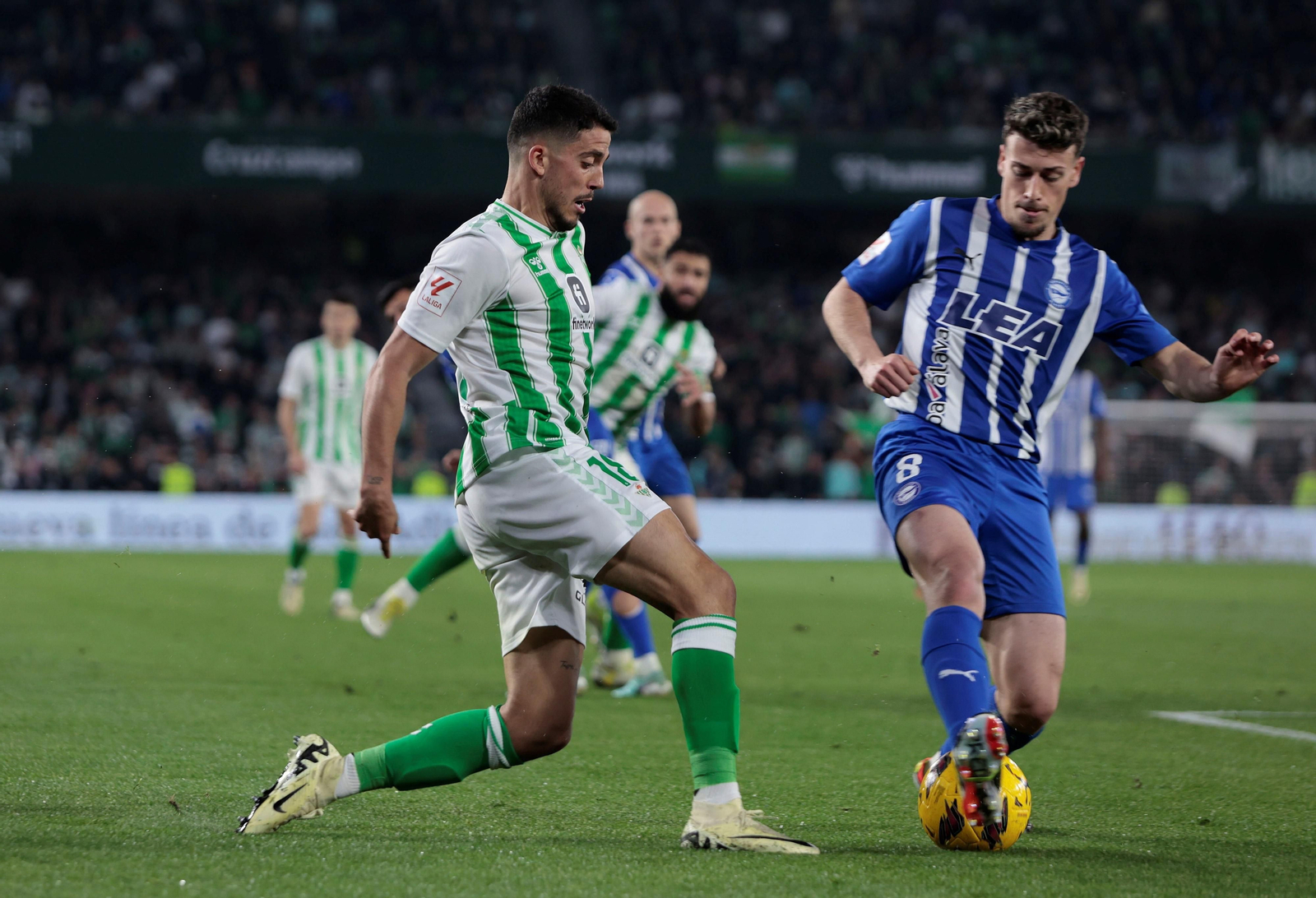 Pablo Fornals supera a Antonio Blanco en la jugada de la ocasión de Miranda.