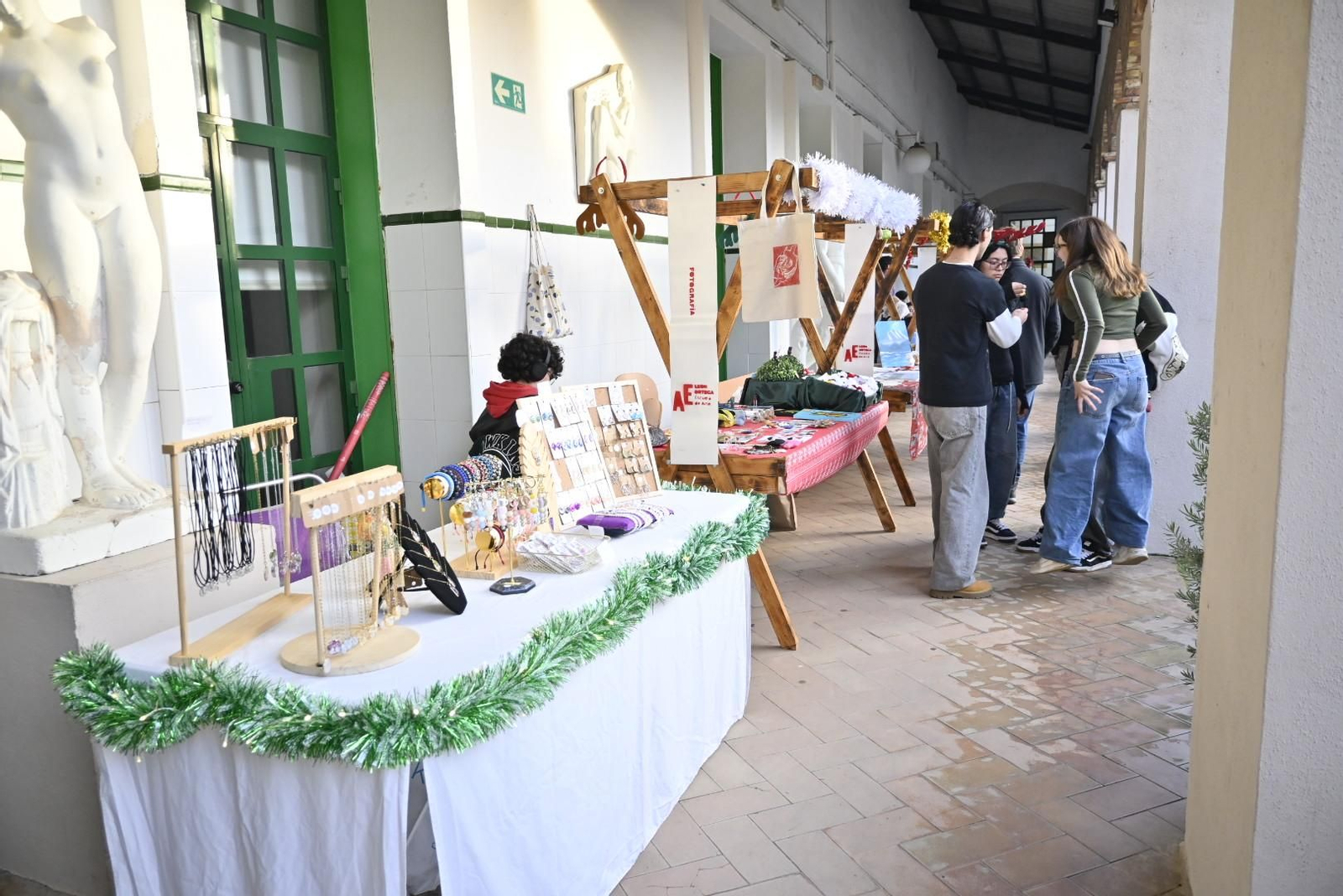 Imágenes del tradicional mercadillo de navidad de la escuela de arte León Ortega