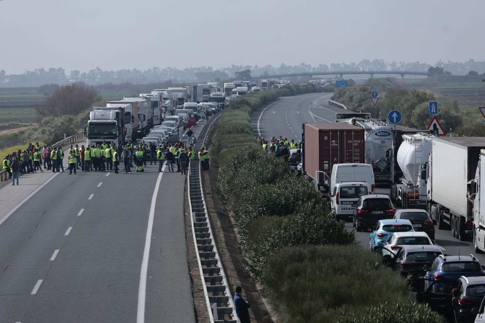 Segunda jornada de protesta de los agricultores en la AP-4 y la N-IV